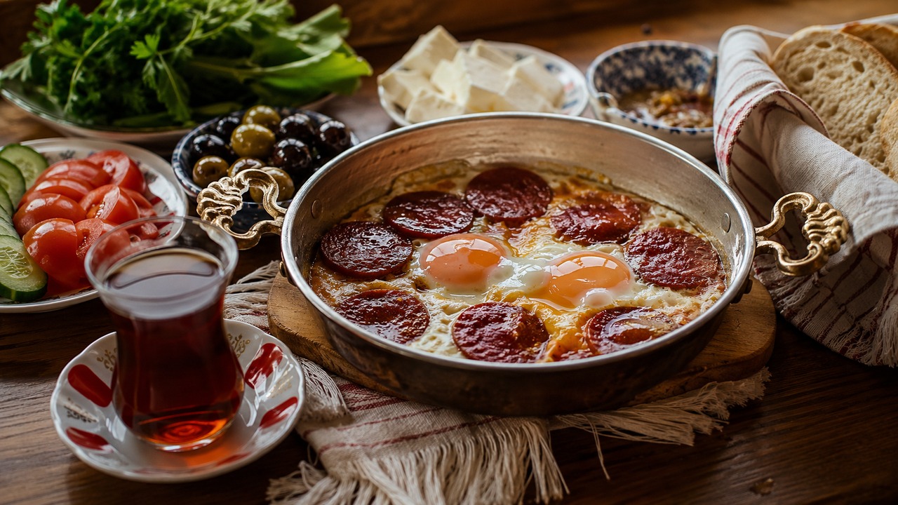 Sucuklu Yumurtanın Yanına Ne Gider?